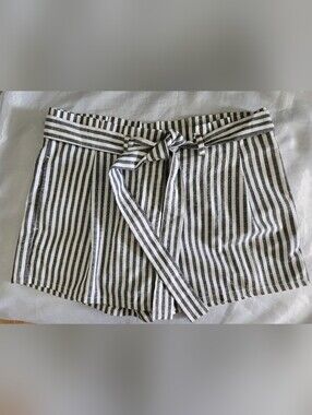 2Sable Shorts Sz Small Gray And White Stripes 2.5" Inseam High Rise Tie Belt Euc